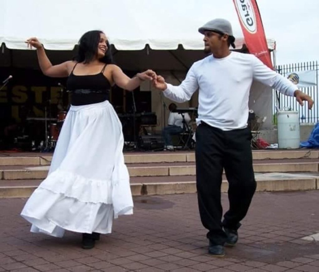 Dos personas bailando juntas