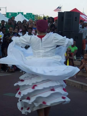 Una persona con un vestido blanco de Bomba girando