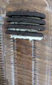 oreos arranged in a cookie-cream-cookie-cream pattern